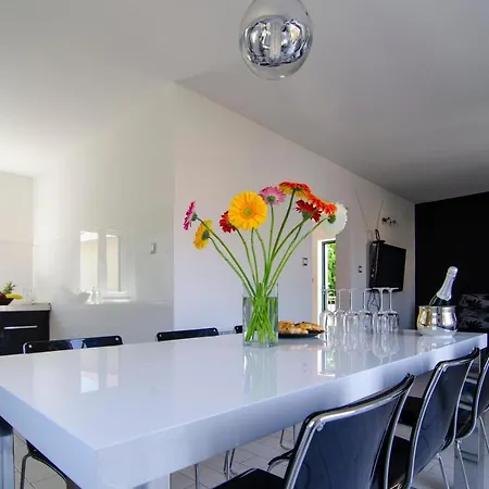 Green Garden - Three Bedroom With Private Pool Apartament *