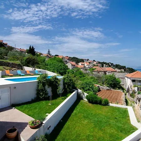 Green Garden - Three Bedroom With Private Pool Apartament Splitska