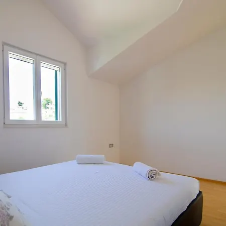 Apartament Green Garden - Three Bedroom With Private Pool