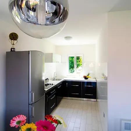 Green Garden - Three Bedroom With Private Pool * Splitska
