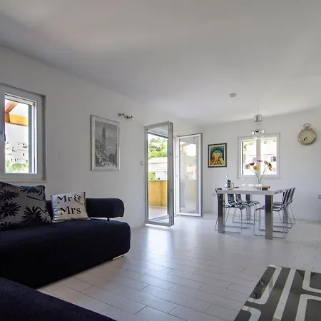 Green Garden - Three Bedroom With Private Pool *