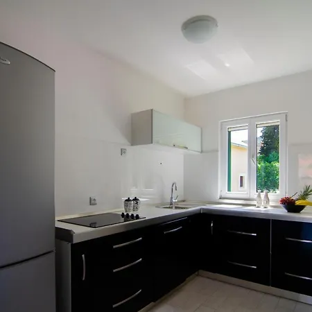 Apartament Green Garden - Three Bedroom With Private Pool Splitska