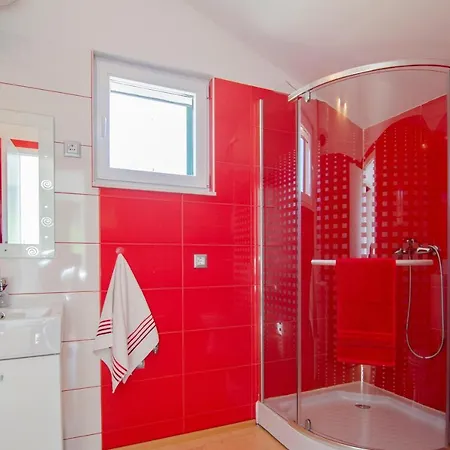 Green Garden - Three Bedroom With Private Pool * Splitska