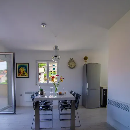 Green Garden - Three Bedroom With Private Pool * Splitska