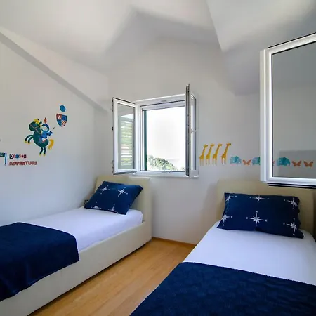 Green Garden - Three Bedroom With Private Pool Apartament