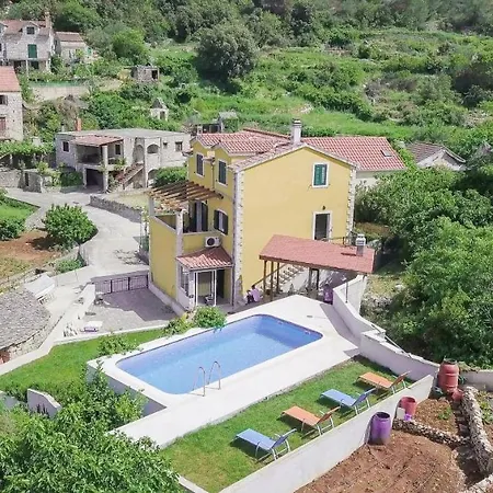 Green Garden - Three Bedroom With Private Pool Apartament Splitska