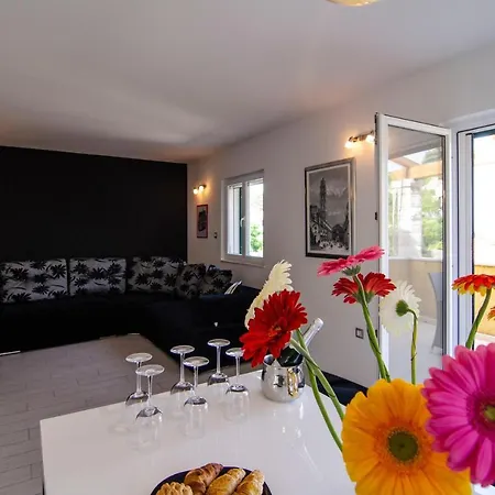 Green Garden - Three Bedroom With Private Pool Apartament