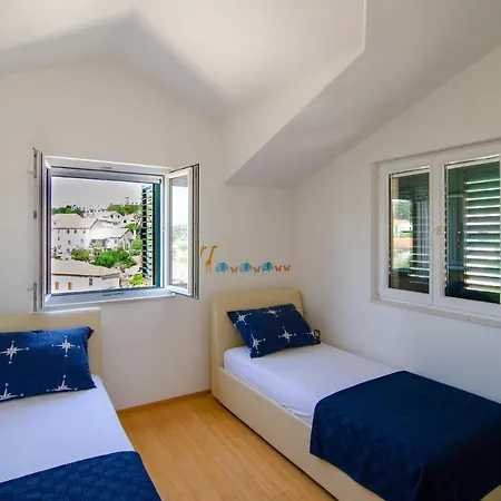 Apartament Green Garden - Three Bedroom With Private Pool Splitska