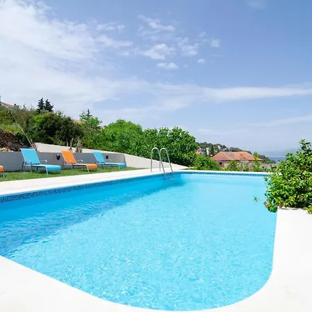 Green Garden - Three Bedroom With Private Pool Apartament