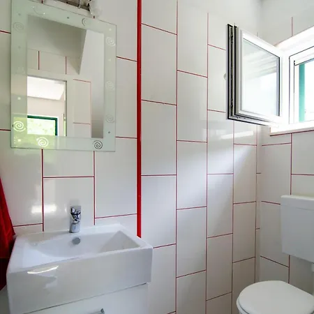 Green Garden - Three Bedroom With Private Pool Apartament Splitska