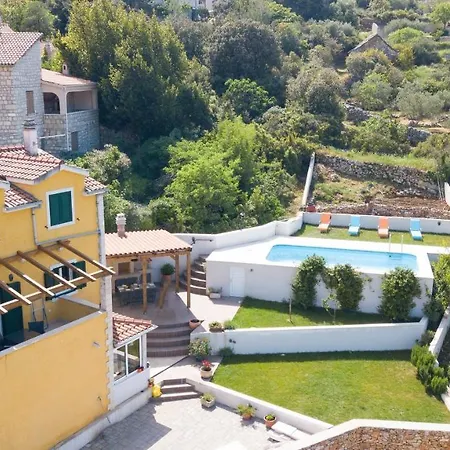 Green Garden - Three Bedroom With Private Pool Splitska