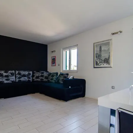 Apartament Green Garden - Three Bedroom With Private Pool Splitska