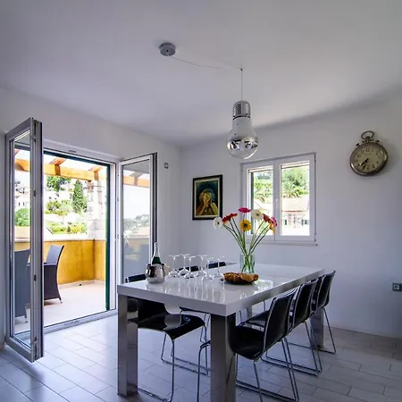 Green Garden - Three Bedroom With Private Pool Splitska