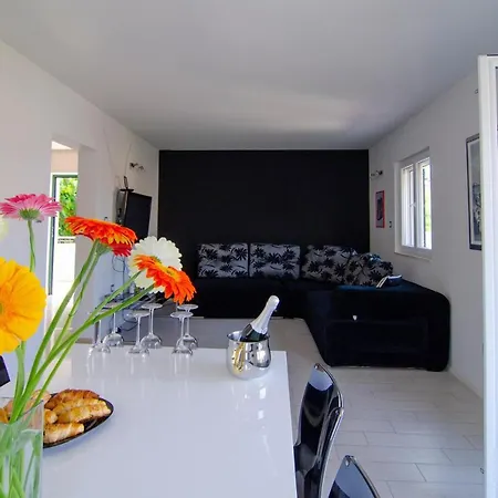 Green Garden - Three Bedroom With Private Pool *
