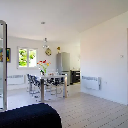 Green Garden - Three Bedroom With Private Pool Apartament