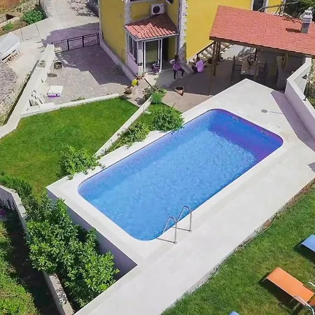 Green Garden - Three Bedroom With Private Pool