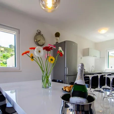 Green Garden - Three Bedroom With Private Pool Apartament *