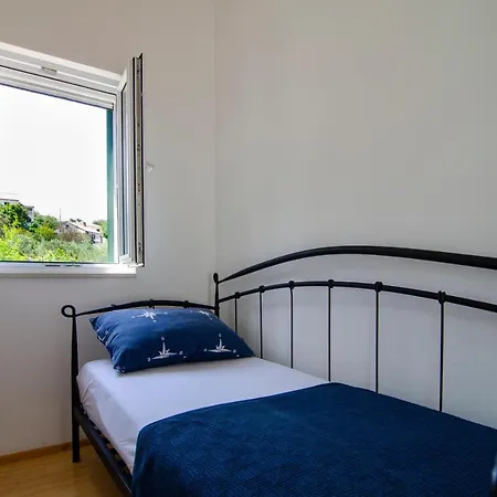 Green Garden - Three Bedroom With Private Pool * Splitska